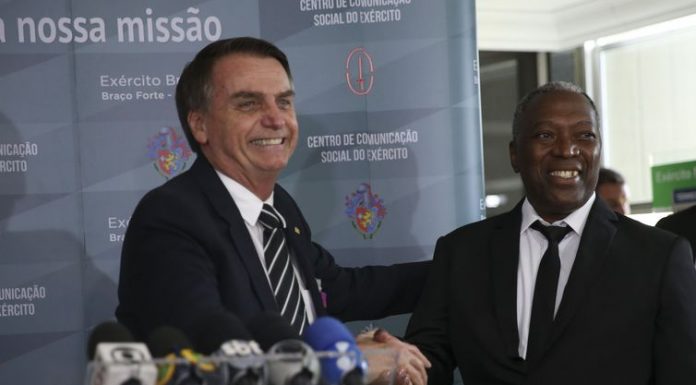 Bolsonaro elogia Magno Malta, mas não o confirma no governo
