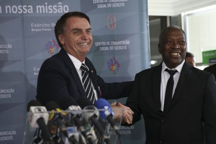 Bolsonaro elogia Magno Malta, mas não o confirma no governo