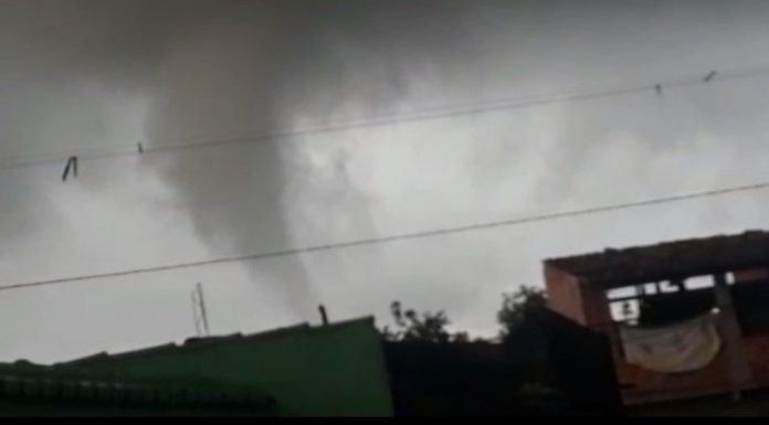Mini Tornado atinge cidade brasileira e causa pânico na população
