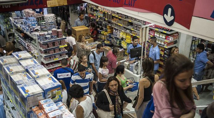 Intenção de consumo das famílias atinge maior nível em 3 anos, diz CNC