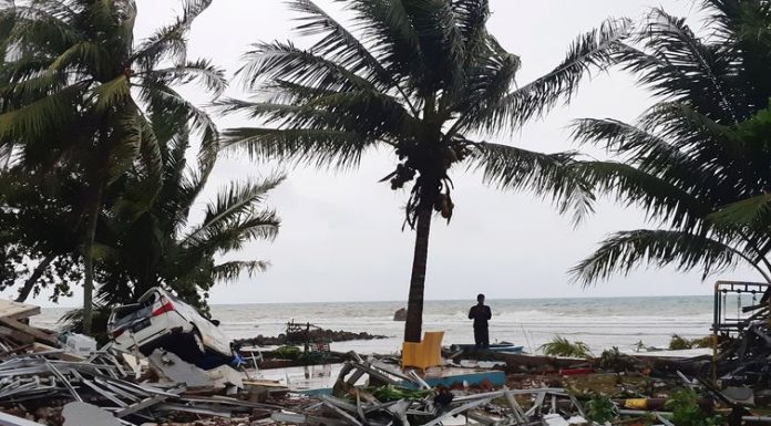 Tsunami atinge a Indonésia e deixa pelo menos 168 mortos