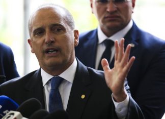 Onyx apresenta lista dos 22 ministérios do governo Bolsonaro
