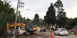 Estrada dos Romeiros recebe camada asfáltica neste sábado, após chuvas abrirem cratera no local