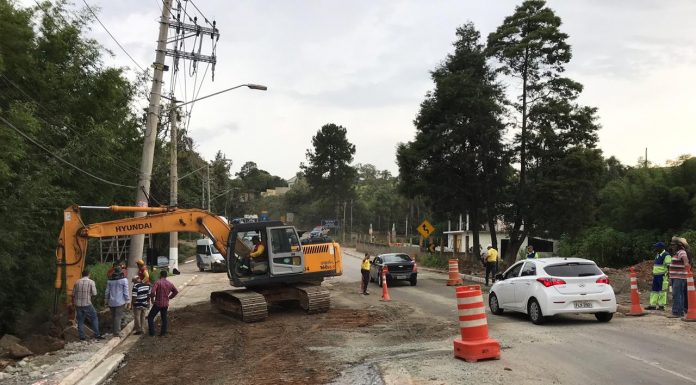 Estrada dos Romeiros recebe camada asfáltica neste sábado, após chuvas abrirem cratera no local