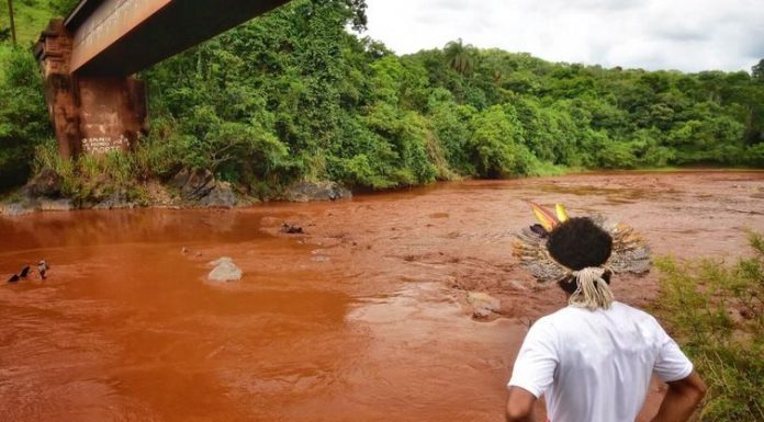 Água turva avança no Rio Paraopeba em direção à Usina de Três Marias