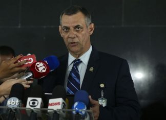 Após cirurgia, Bolsonaro passa o dia em repouso em São Paulo