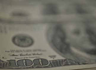 Bolsa encerra semana em leve queda; dólar é cotado a R$ 3,71