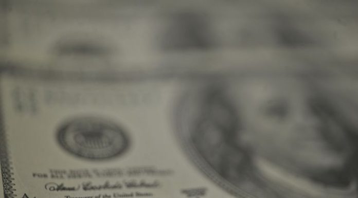 Bolsa encerra semana em leve queda; dólar é cotado a R$ 3,71