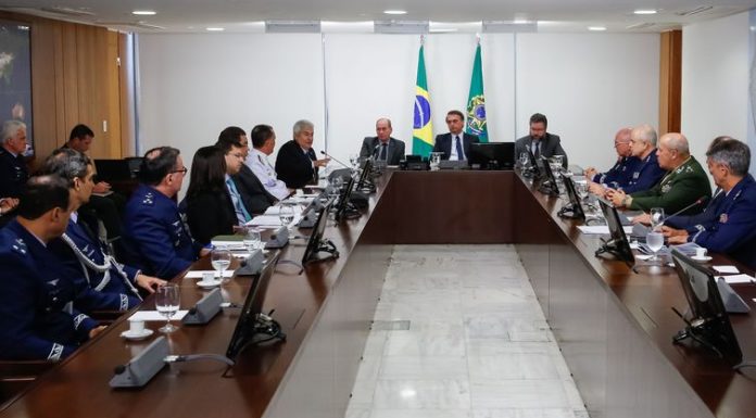 Bolsonaro diz que não se opõe à fusão entre Embraer e Boeing