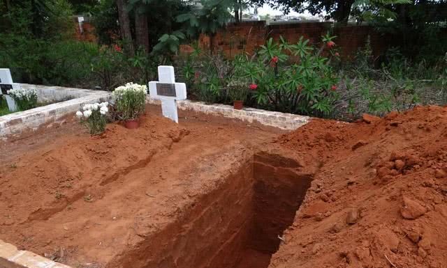 Coveiro morre enquanto abria uma cova em cemitério