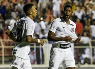 Corinthians goleia por 6 a 0 e avança