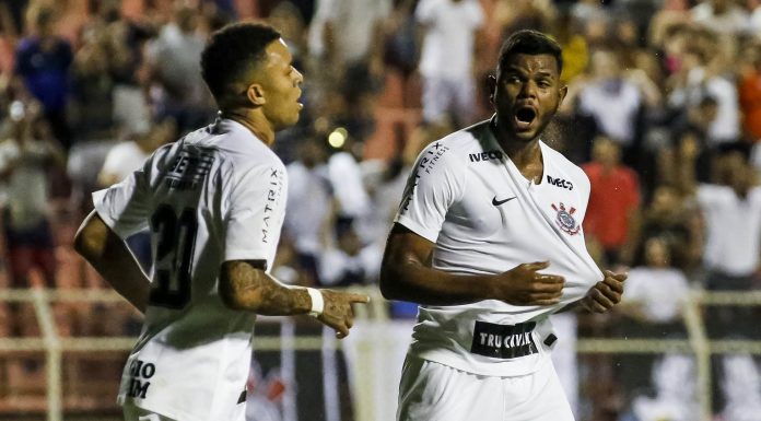 Corinthians goleia por 6 a 0 e avança