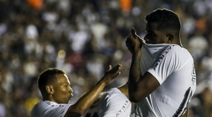 Corinthians ganha do Grêmio e se aproxima da 11ª conquista
