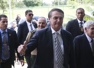 Bolsonaro assina decreto que flexibiliza a posse de armas