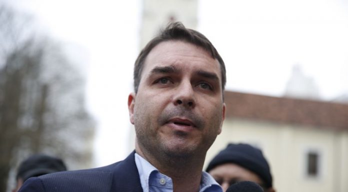 Flávio Bolsonaro se dispõe a prestar esclarecimentos ao MPRJ