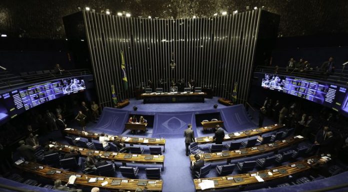 Fux rejeita ação que barra candidatura de réus à presidência do Senado