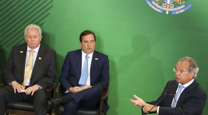Guedes pede a presidentes de bancos que façam “a coisa funcionar”