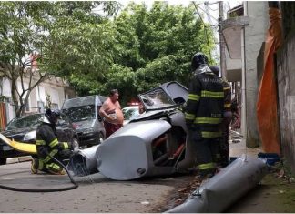 Helicóptero cai em Ubatuba e deixa um pedestre morto