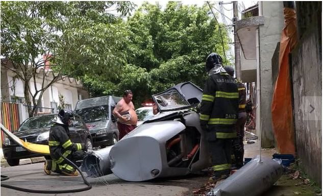 Helicóptero cai em Ubatuba e deixa um pedestre morto