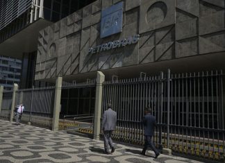 Petrobras admite vazamento de óleo na Bacia de Campos
