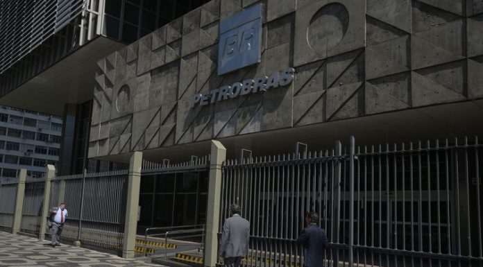 Petrobras admite vazamento de óleo na Bacia de Campos