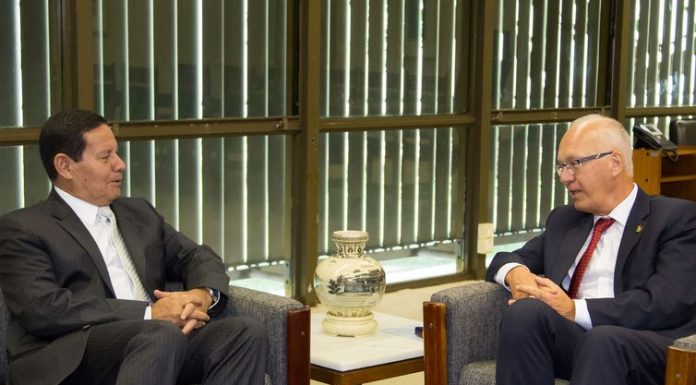 “Sem problemas”, diz Mourão ao fim do 1º dia como presidente