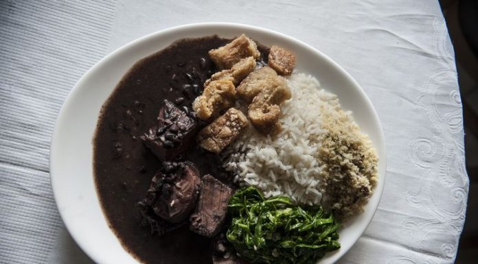 Tamanho exagerado de porções em restaurantes contribui para obesidade