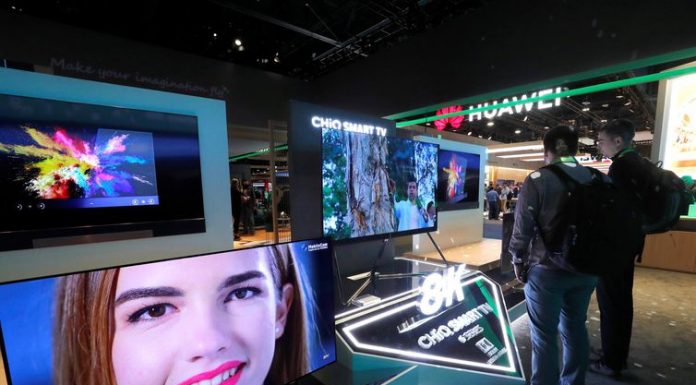 VÍDEOS: Tradutor instantâneo e TV ajustável são novidades em feira tecnológica