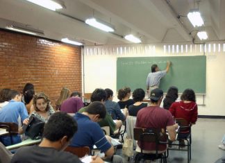 Uma em cada 3 disciplinas é dada por professor sem formação específica