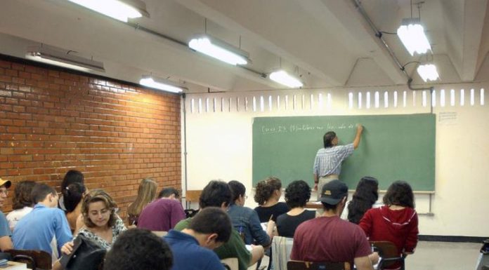 Uma em cada 3 disciplinas é dada por professor sem formação específica