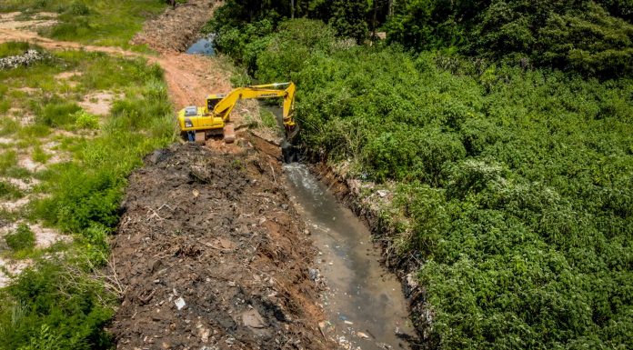 Prefeitura de Carapicuíba limpa córrego localizado no Jardim Maria Beatriz
