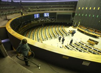 Deputados federais eleitos e reeleitos tomam posse nesta manhã