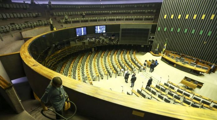 Deputados federais eleitos e reeleitos tomam posse nesta manhã