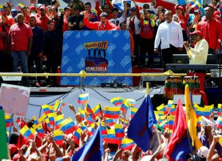 Maduro discursa para apoiadores e critica ajuda humanitária
