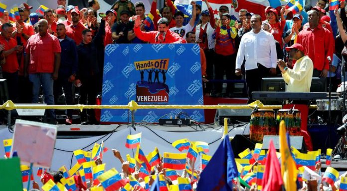 Maduro discursa para apoiadores e critica ajuda humanitária