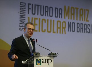 Ministro defende carro elétrico movido a etanol ou gás natural