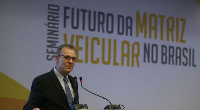Ministro defende carro elétrico movido a etanol ou gás natural