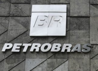 Plataforma da Petrobras tem vazamento de óleo no litoral do ES
