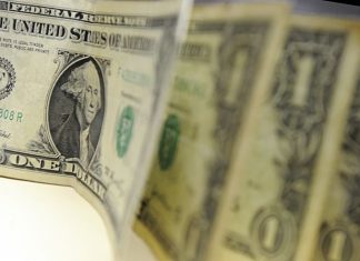 Dólar supera R$ 4,12 e fecha no maior valor em quase um ano