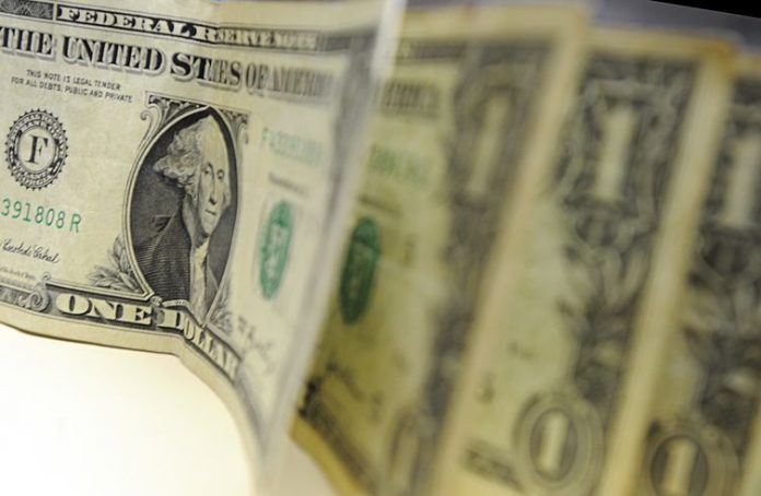 Bolsa cai e dólar fecha no maior valor do ano