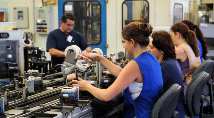Confiança da indústria recua 1,9 ponto, de acordo com prévia de março