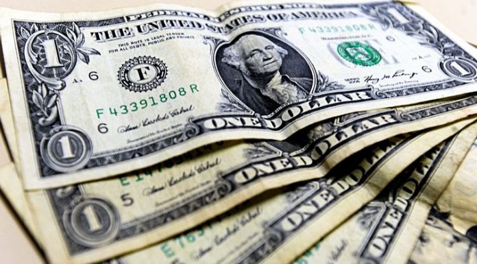 Dólar sobe pouco após ameaça de Trump de elevar tarifas para China