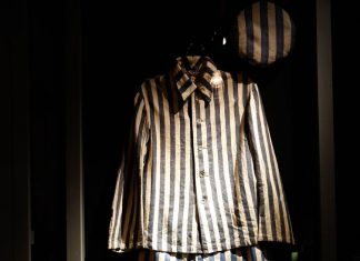 Museu de Auschwitz pede que visitantes evitem caminhadas sobre trilhos