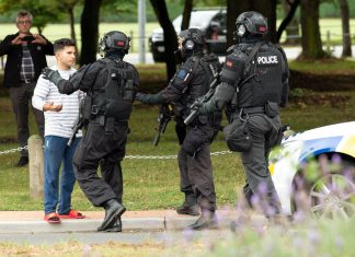 Neozelandeses entregam voluntariamente suas armas após massacre