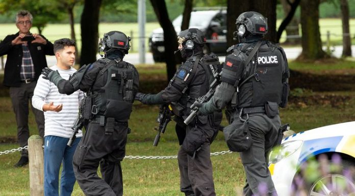 Neozelandeses entregam voluntariamente suas armas após massacre
