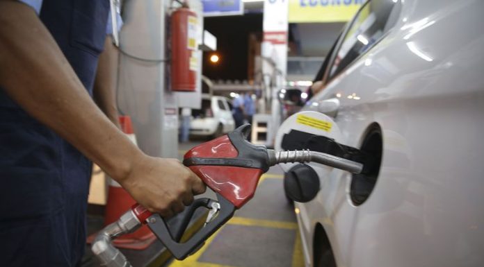 Preço da gasolina sobe pela 4ª semana e acumula alta de 3,5% em um mês