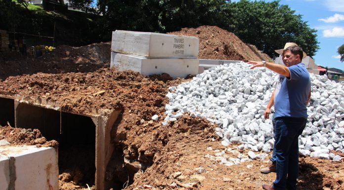 Prefeito Marcos Neves vistoria obras em andamento na cidade