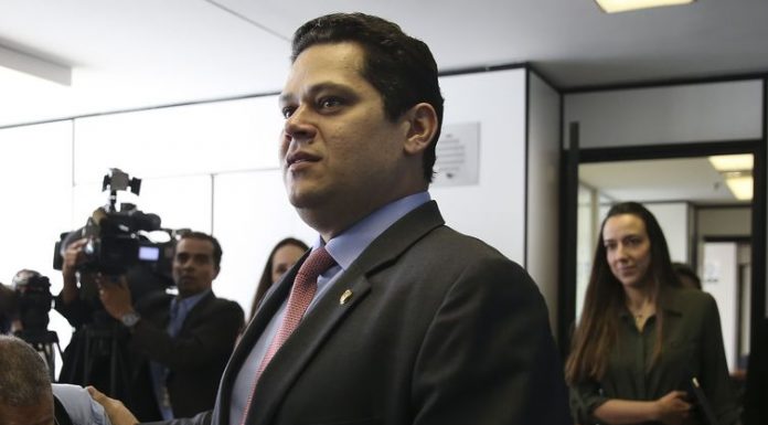 Alcolumbre se diz satisfeito com diálogo entre Bolsonaro e partidos