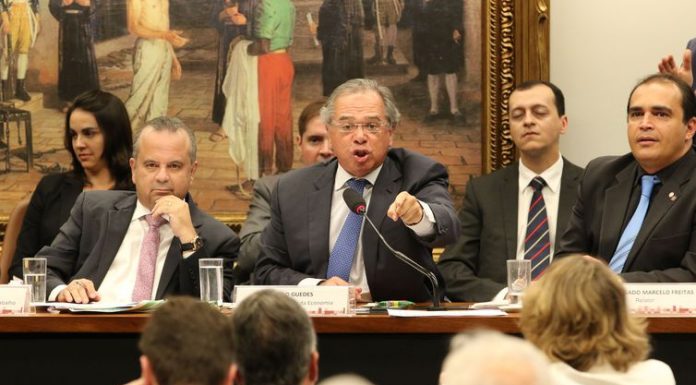 Audiência com Guedes na CCJ é encerrada depois de tumulto