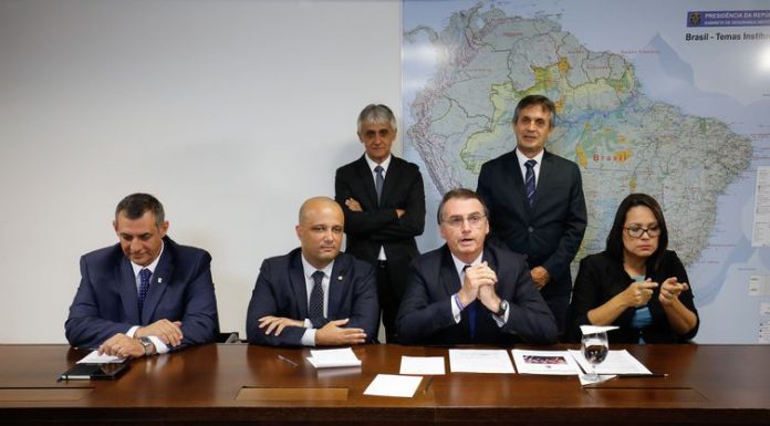 Bolsonaro anuncia decreto para caçadores e colecionadores de armas